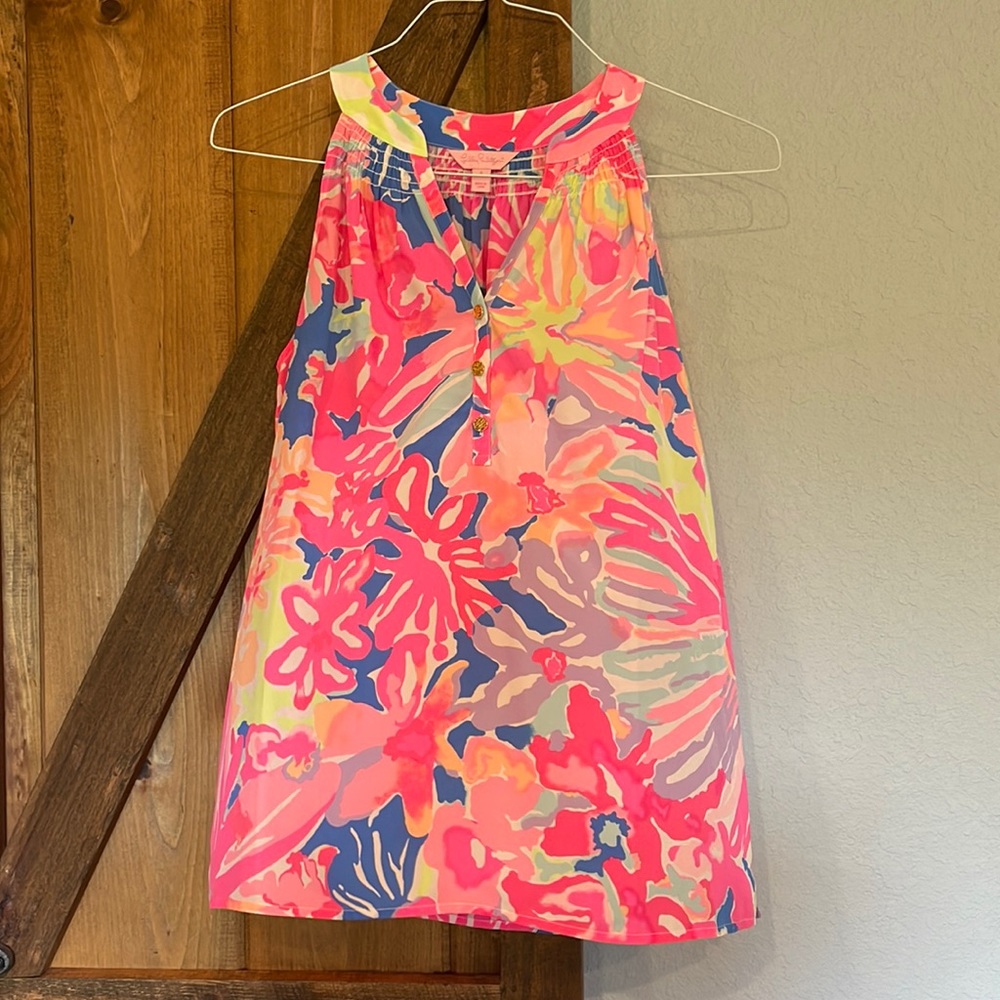 LILLY PULITZER size small sleeveless Henley shirt